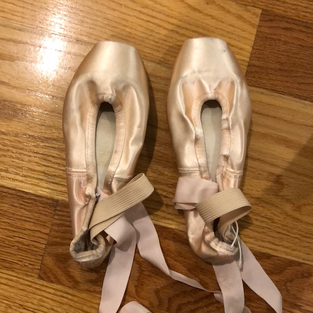 Point shoes